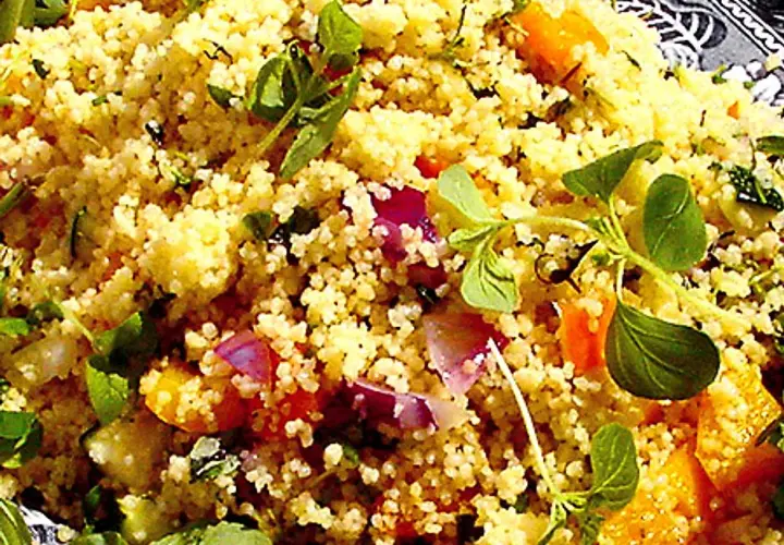 En härlig couscous sallad med bitar av pumpa, rödlök och färska örter. Perfekt sommarbuffé!