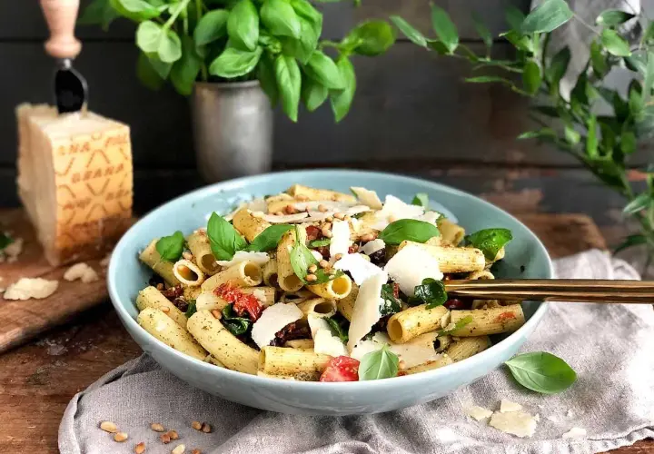 En härlig pastasallad med pesto, soltorkade tomater, pinjenötter och rikligt med parmesan. Perfekt för en lätt lunch.
