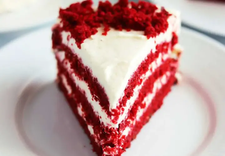 En bit saftig red velvet cake med krämig frosting. Perfekt för ett speciellt tillfälle eller när du vill ha ett gott recept.