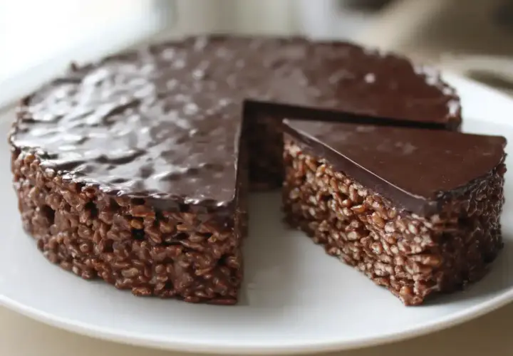 En härlig chokladtårta med krispiga rispuffar och chokladglasyr, perfekt för barnkalas.
