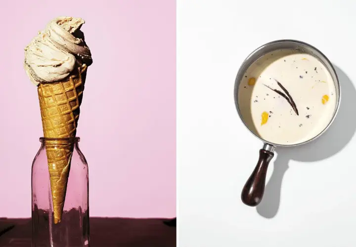 En strut med krämig glass i en glasflaska bredvid en kastrull med vaniljkräm, ingredienser för ett perfekt gelato recept.