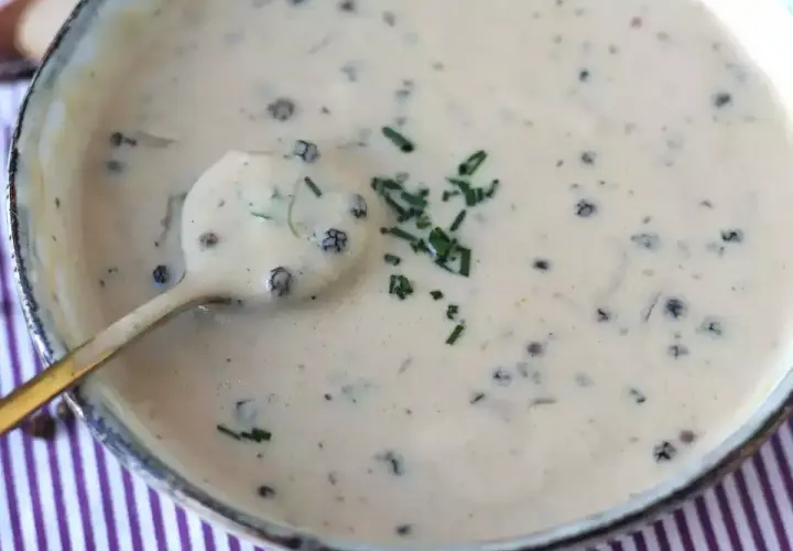Krämig pepparsås med hela pepparkorn och färsk gräslök. Ett enkelt pepparsås recept som passar till det mesta.