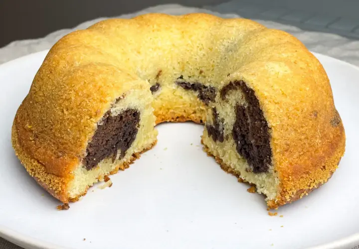 En saftig tigerkaka med chokladmarmorerad insida, perfekt för ett enkelt tigerkaka recept.