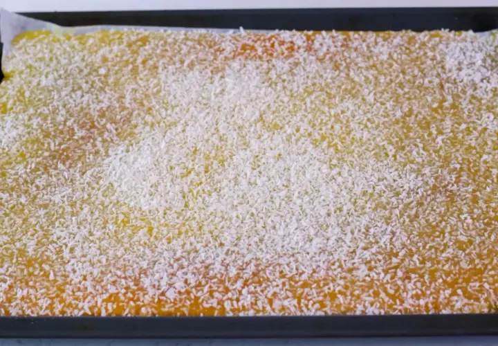 En nybakad silviakaka i långpanna, generöst strödd med kokosflingor. Perfekt för fikat!
