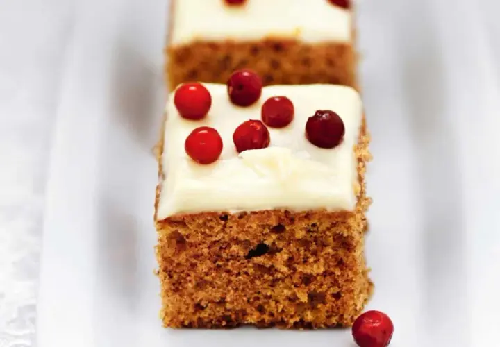 Mjuk pepparkaka med frosting och lingon. En härlig julig bit som smälter i munnen.