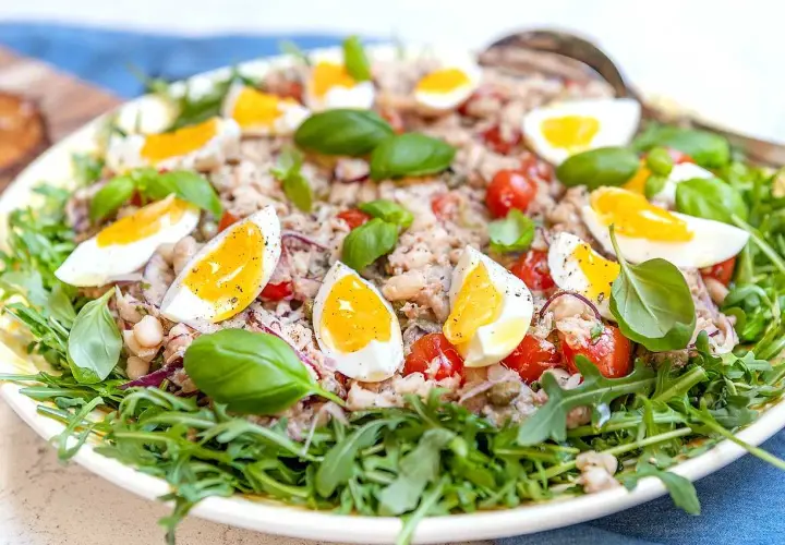 En härlig tonfisksallad med kokta ägg, körsbärstomater, bönor och basilika, perfekt som en lätt lunch eller middag.