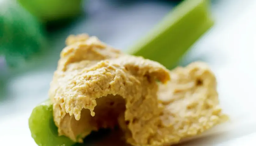 Krämig hummus utan tahini på krispiga selleristavar. En hälsosam och god dipp för alla tillfällen.