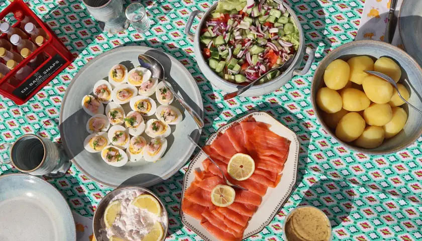 En härlig påskmat lista med sill, ägg, potatis, sallad och gravad lax. Perfekt för en påskbuffé!