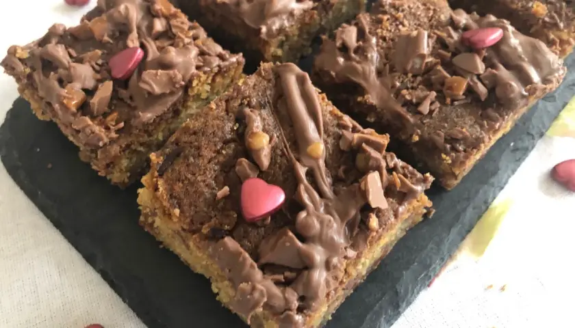 Saftiga chocolate chip cookies i långpanna, toppade med smält choklad och strössel. Perfekta för fika!