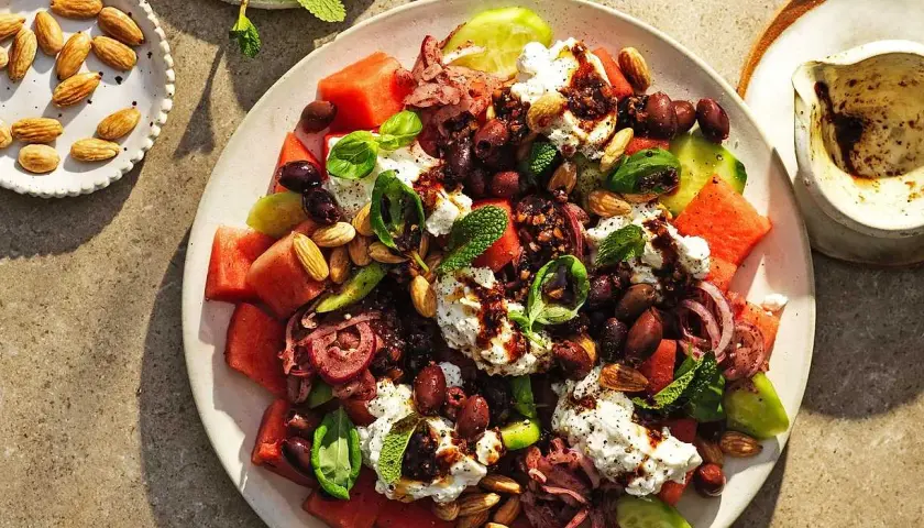 Sommarfräsch vattenmelon sallad med fetaost, oliver, rödlök och mandlar. En härlig kombination av sött och salt.