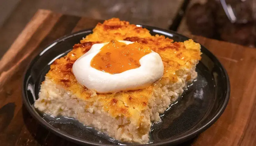 En bit krämig ostkaka med fluffig grädde och aprikoskompott. Ett perfekt ostkaka recept för fikat.