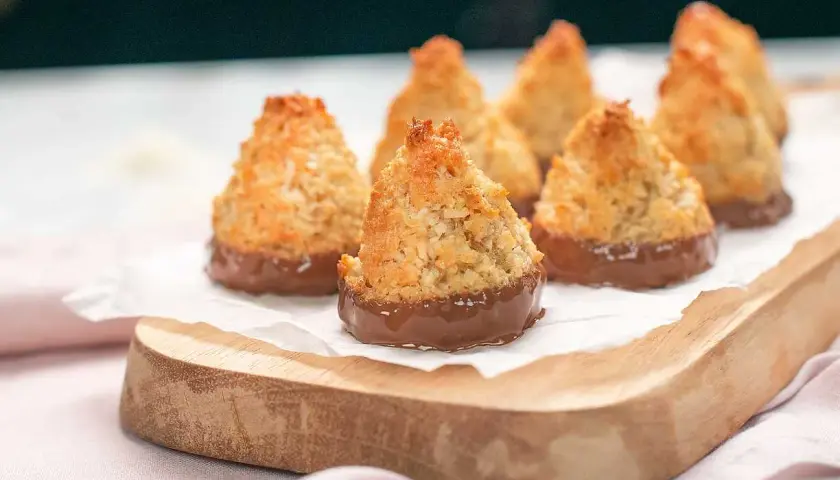 Små, gyllene kokostoppar med chokladbotten, perfekta för ett enkelt kokostoppar recept.