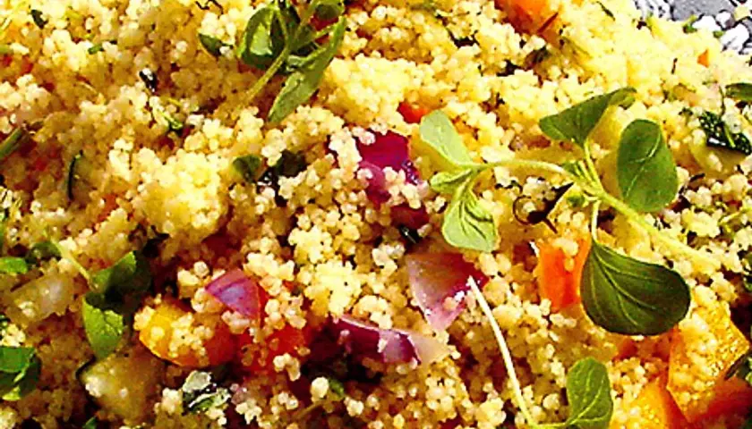 En härlig couscous sallad med bitar av pumpa, rödlök och färska örter. Perfekt sommarbuffé!