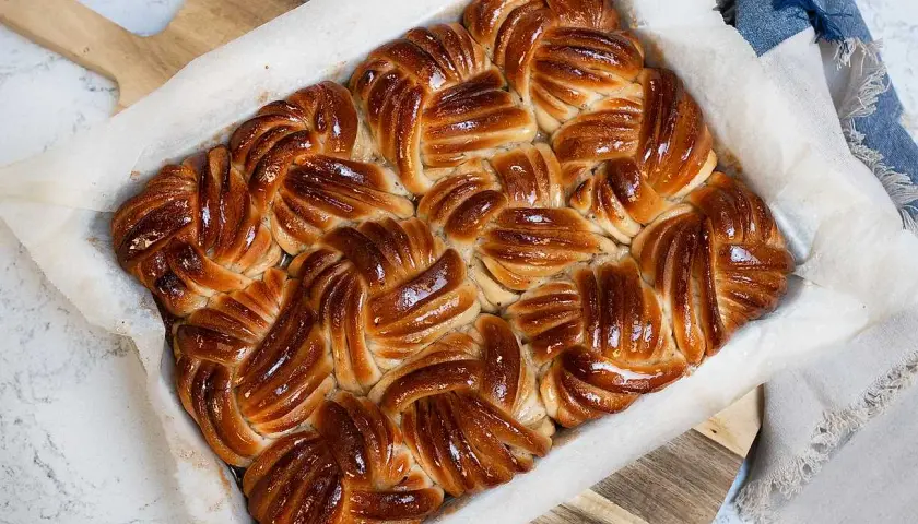 Nybakade, gyllene bullar som precis kommit ut ur ugnen. Doften sprider sig i köket.