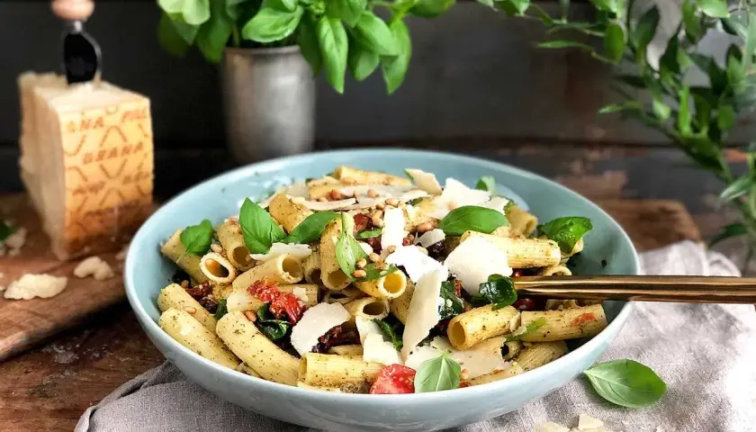 En härlig pastasallad med pesto, soltorkade tomater, pinjenötter och rikligt med parmesan. Perfekt för en lätt lunch.