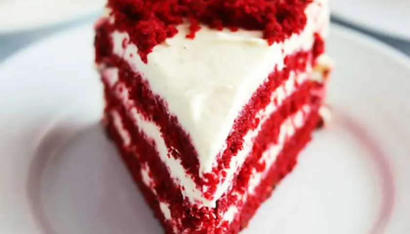 En bit saftig red velvet cake med krämig frosting. Perfekt för ett speciellt tillfälle eller när du vill ha ett gott recept.