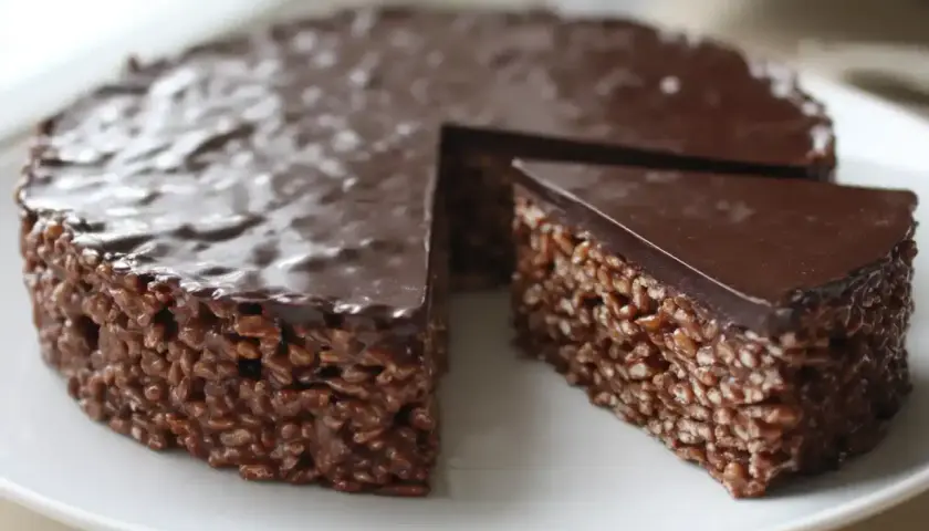 En härlig chokladtårta med krispiga rispuffar och chokladglasyr, perfekt för barnkalas.