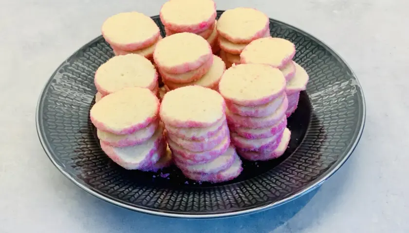 En hög med hembakade brysselkex med rosa socker. Perfekt för fikat!