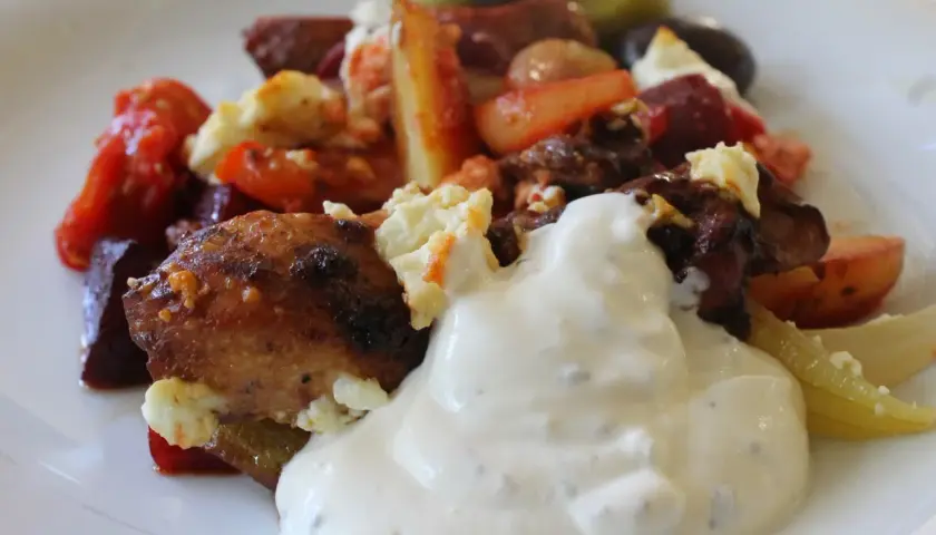 En härlig grekisk pyttipanna med kött, grönsaker och en krämig sås.