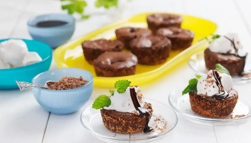 Kladdkakemuffins recept: Mjuka, chokladiga muffins med glass, chokladsås och mynta. Perfekt för fikat!