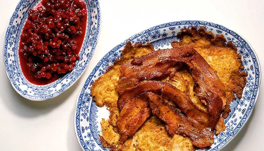 Raggmunk recept med knaperstekt bacon och rårörda lingon. En klassisk svensk rätt som smakar ljuvligt.