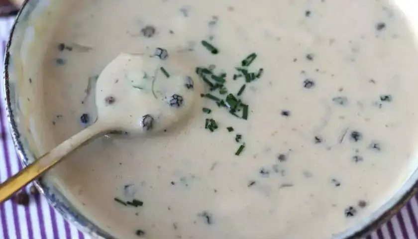 Krämig pepparsås med hela pepparkorn och färsk gräslök. Ett enkelt pepparsås recept som passar till det mesta.