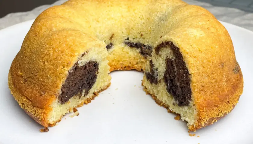En saftig tigerkaka med chokladmarmorerad insida, perfekt för ett enkelt tigerkaka recept.