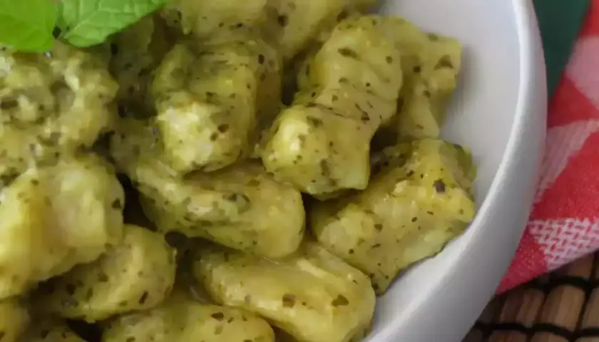Krämiga gnocchi med pestosås, perfekt för ett snabbt och gott gnocchi recept. Garnerad med färsk mynta.