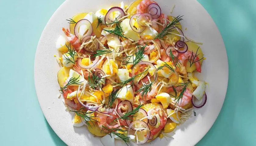 En god sallad till maten med potatis, räkor, ägg, rödlök och dill.