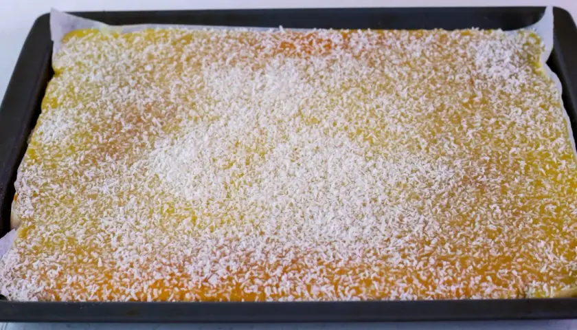 En nybakad silviakaka i långpanna, generöst strödd med kokosflingor. Perfekt för fikat!