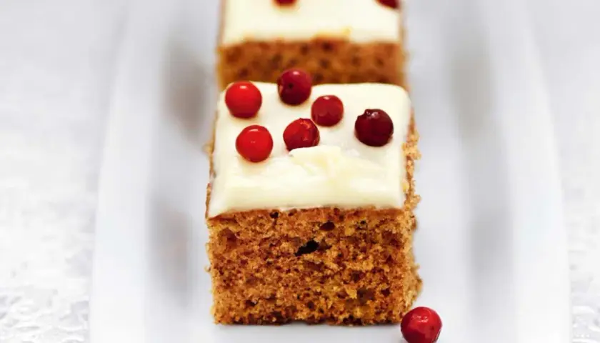Mjuk pepparkaka med frosting och lingon. En härlig julig bit som smälter i munnen.
