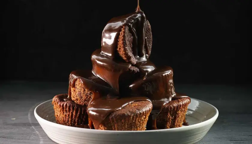 En stapel chokladmuffins, överhällda med varm chokladsås. Ett härligt sticky toffee pudding recept!