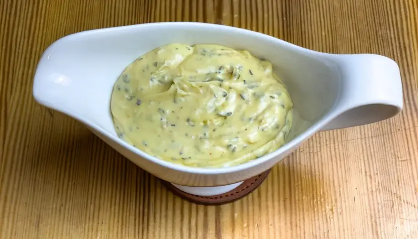 Krämig bearnaisesås i vit såssnip, redo att serveras. Ett klassiskt bearnaisesås recept som passar till det mesta.