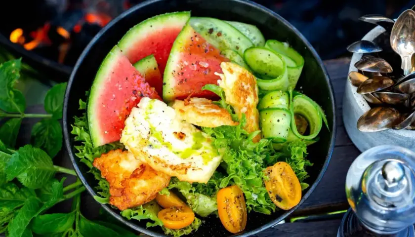 En härlig halloumi sallad med vattenmelon, gurka och körsbärstomater. Perfekt för en sommardag!