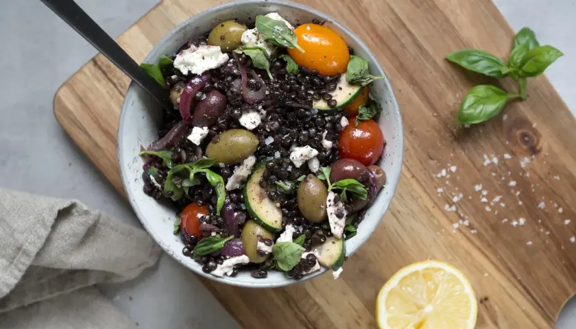 En härlig sallad med belugalinser, fetaost, oliver, tomater och zucchini. Ett perfekt belugalinser recept för en lätt lunch.