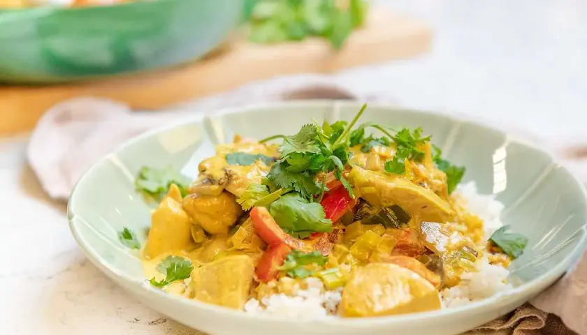 En krämig kycklingcurry med ris, toppad med färsk koriander. Ett perfekt currysås recept för en smakrik middag.