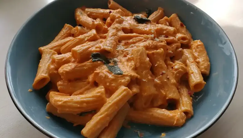 En skål med krämig vodka pasta, toppad med chiliflakes och färska örter. En riktig klassiker!