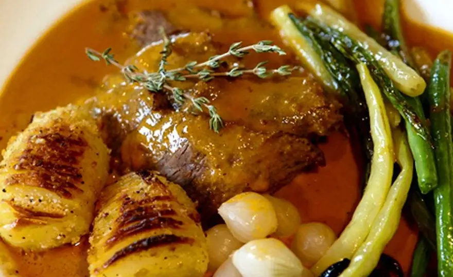 Kalvstek i gryta - Så lyckas du med saftigt kött & perfekt sås