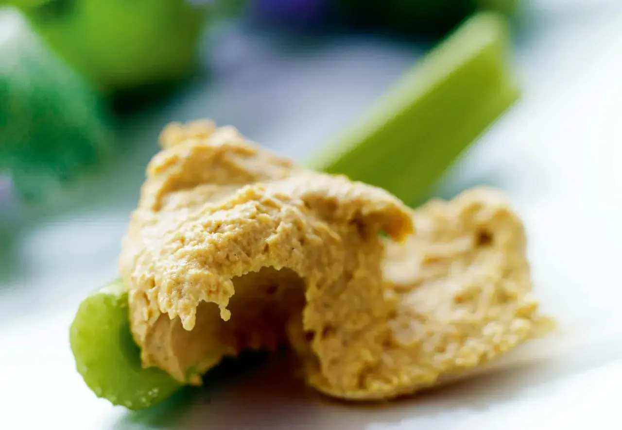 Krämig hummus utan tahini på krispiga selleristavar. En hälsosam och god dipp för alla tillfällen.