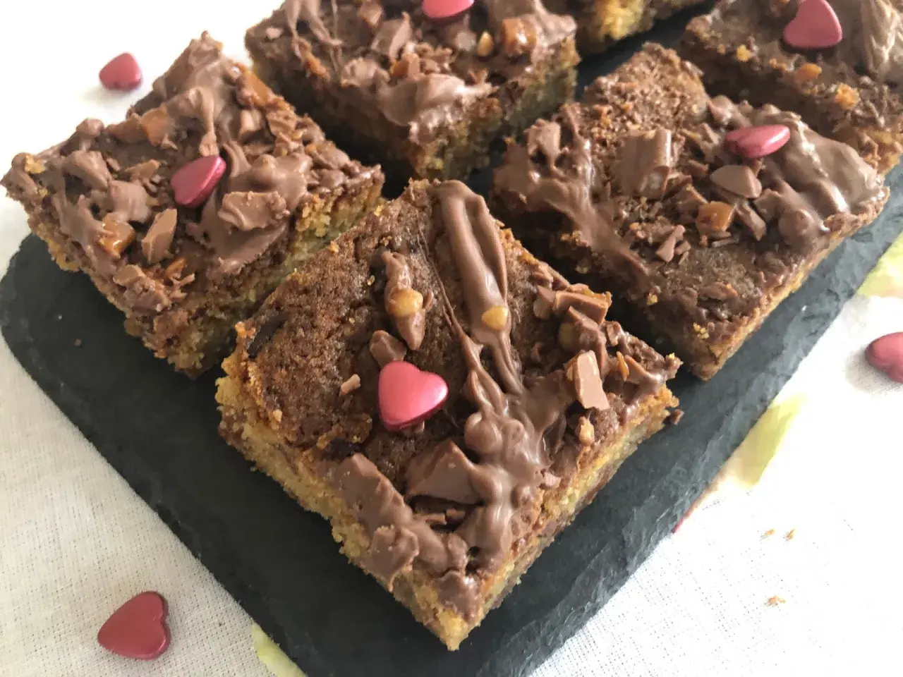 Saftiga chocolate chip cookies i långpanna, toppade med smält choklad och strössel. Perfekta för fika!