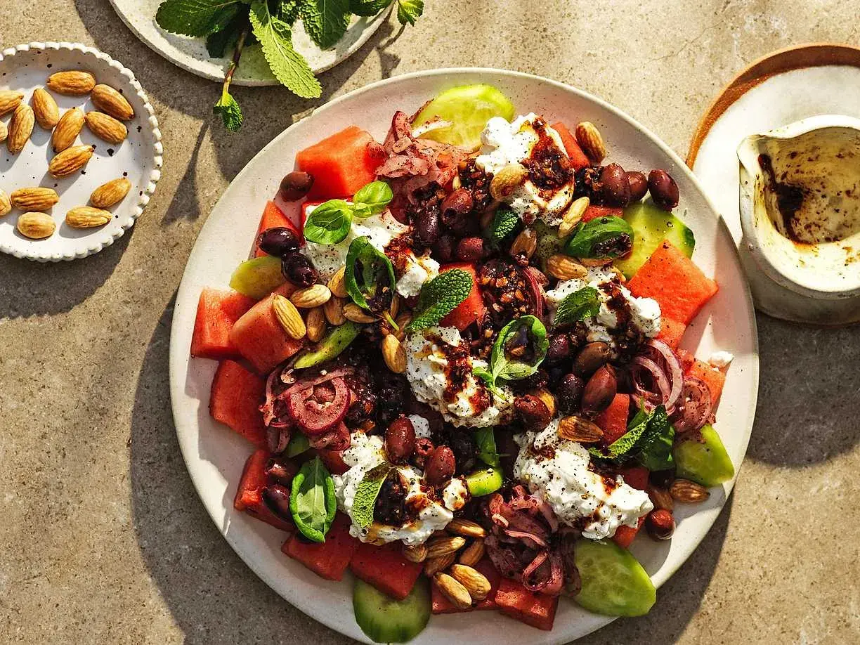 Sommarfräsch vattenmelon sallad med fetaost, oliver, rödlök och mandlar. En härlig kombination av sött och salt.