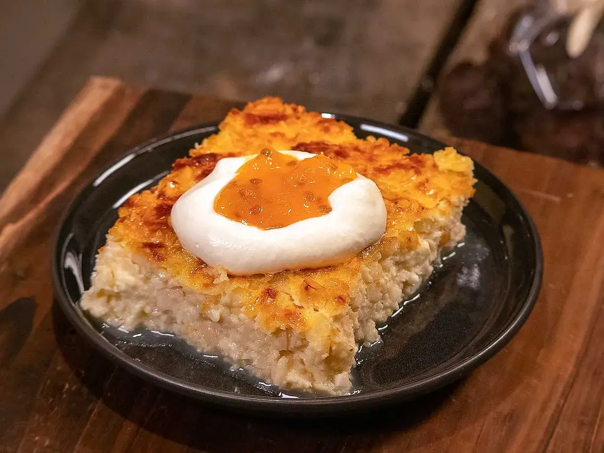En bit krämig ostkaka med fluffig grädde och aprikoskompott. Ett perfekt ostkaka recept för fikat.