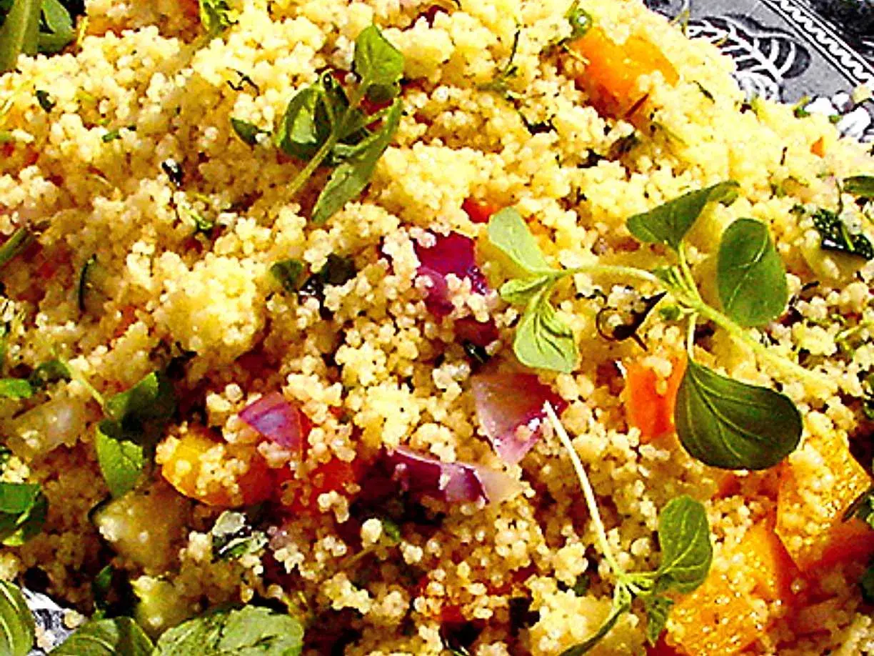 En härlig couscous sallad med bitar av pumpa, rödlök och färska örter. Perfekt sommarbuffé!