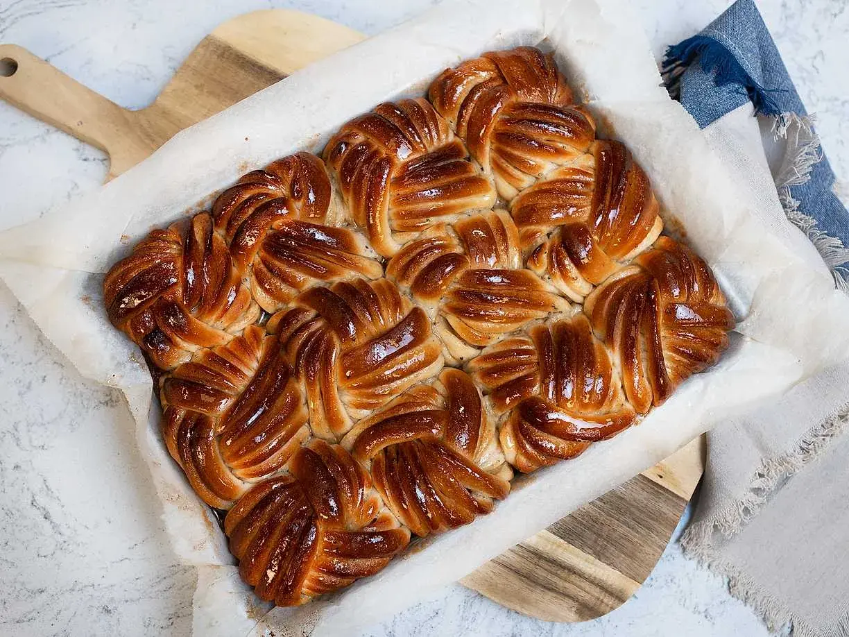 Nybakade, gyllene bullar som precis kommit ut ur ugnen. Doften sprider sig i köket.