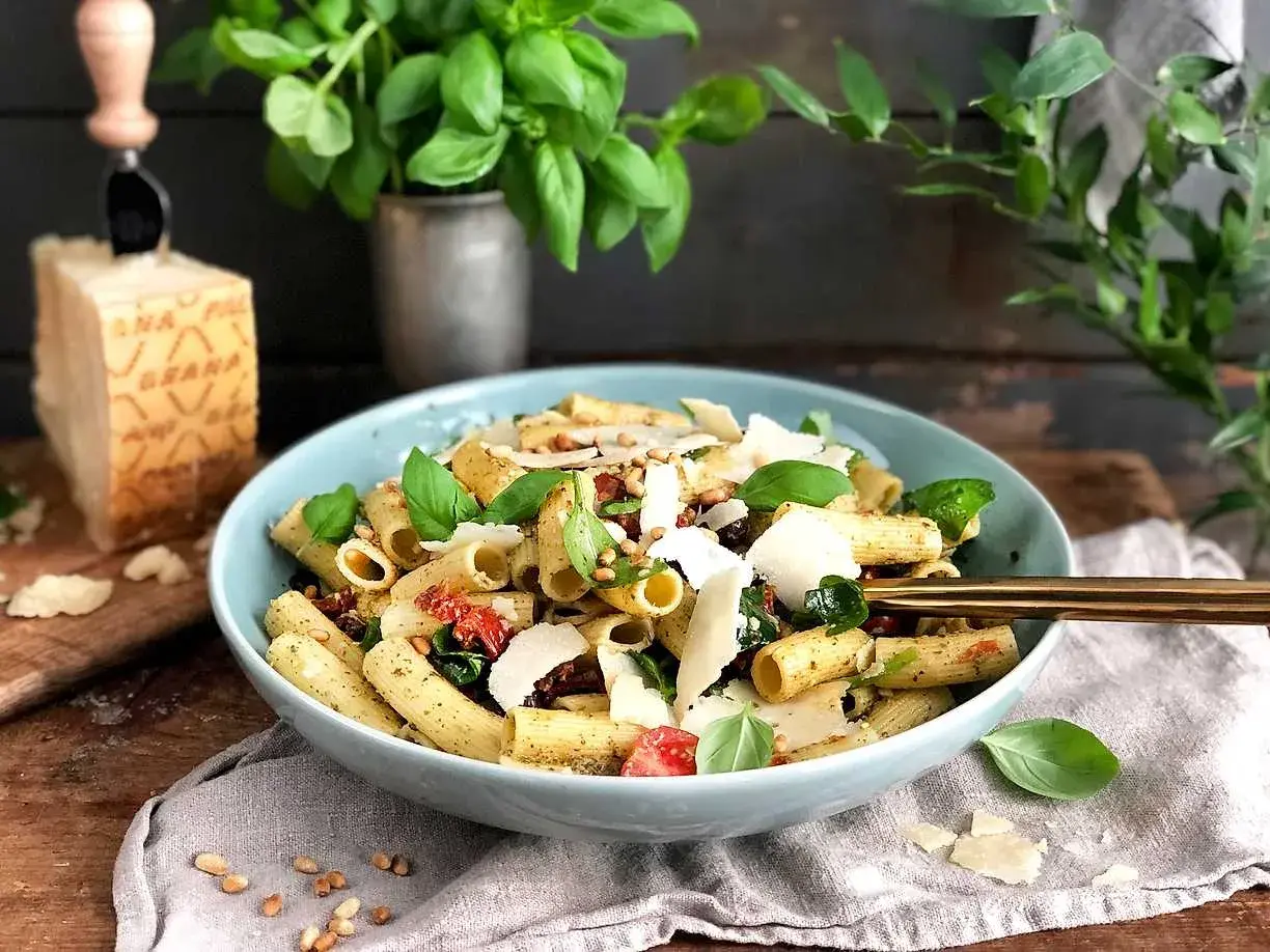 En härlig pastasallad med pesto, soltorkade tomater, pinjenötter och rikligt med parmesan. Perfekt för en lätt lunch.