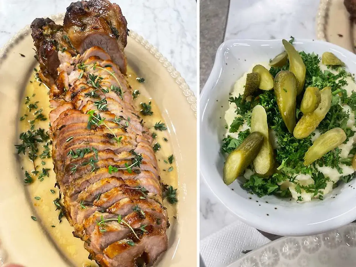 Skivad fläskfilé med örter och en skål med potatismos, cornichoner och persilja. Perfekt för ett somrigt **picnicbog recept**.