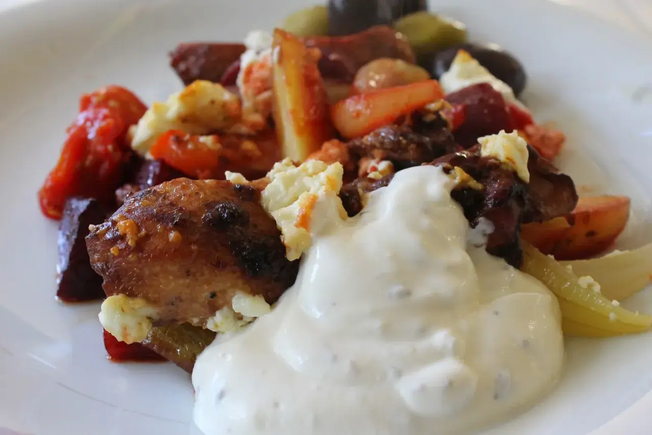 En härlig grekisk pyttipanna med kött, grönsaker och en krämig sås.