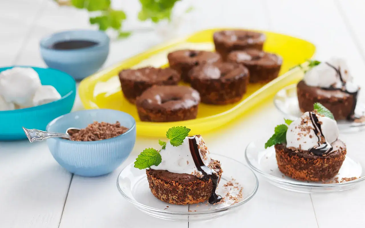 Kladdkakemuffins recept: Mjuka, chokladiga muffins med glass, chokladsås och mynta. Perfekt för fikat!
