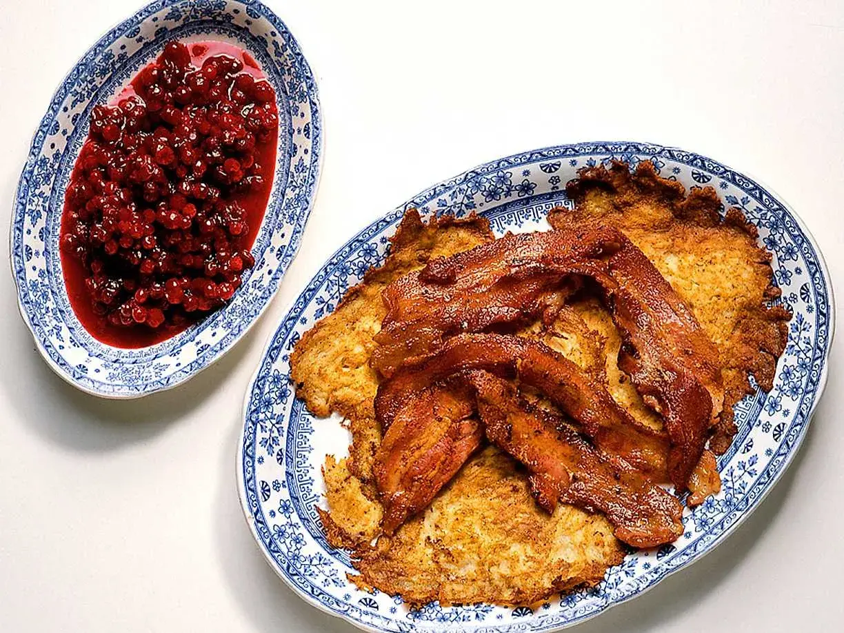 Raggmunk recept med knaperstekt bacon och rårörda lingon. En klassisk svensk rätt som smakar ljuvligt.