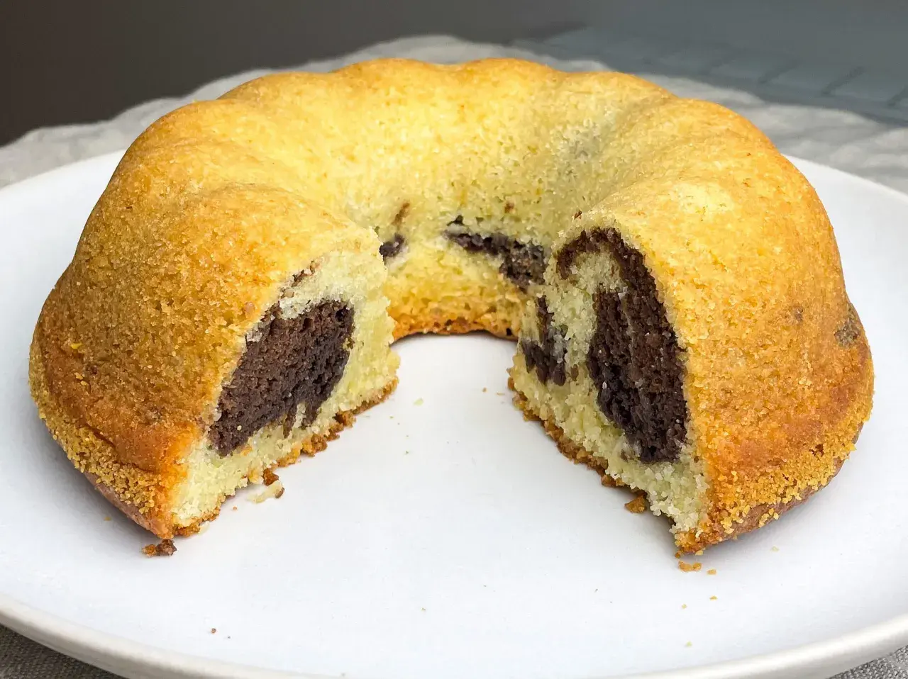 En saftig tigerkaka med chokladmarmorerad insida, perfekt för ett enkelt tigerkaka recept.